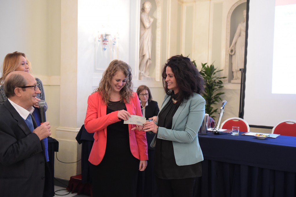 Sara Negrosini e Francesca Mamo ricevono l'assegno da Luigi Laratta